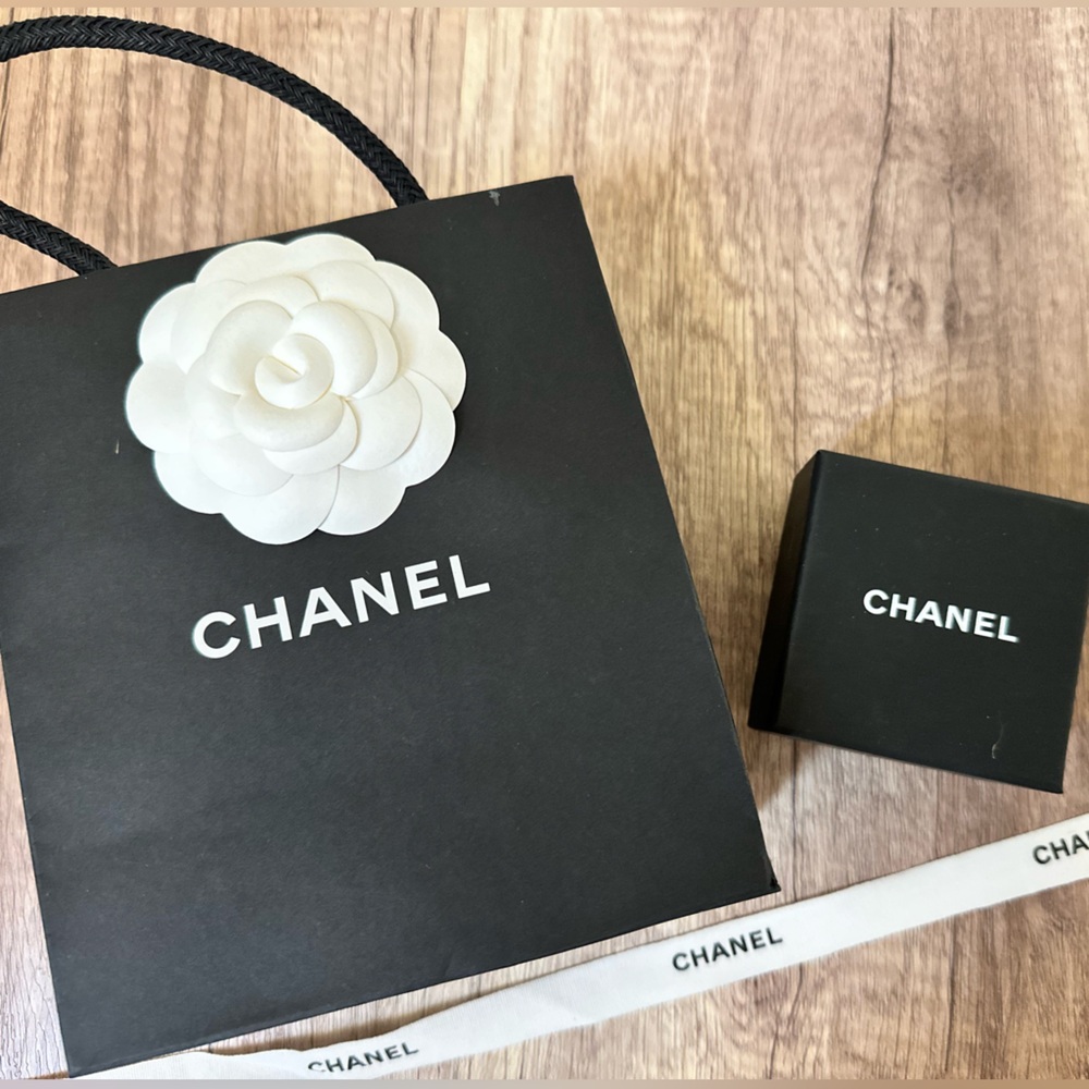 CHANEL Silver and White Pearl Earrings - Picture 4 of 6